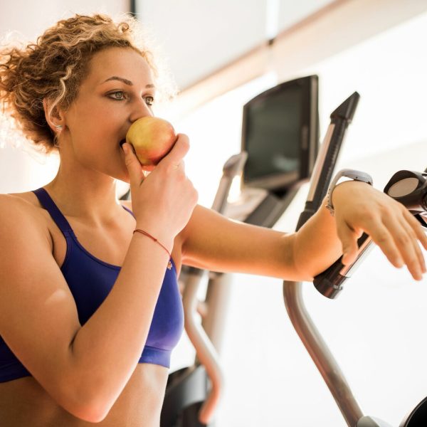 athletic-woman-eatin